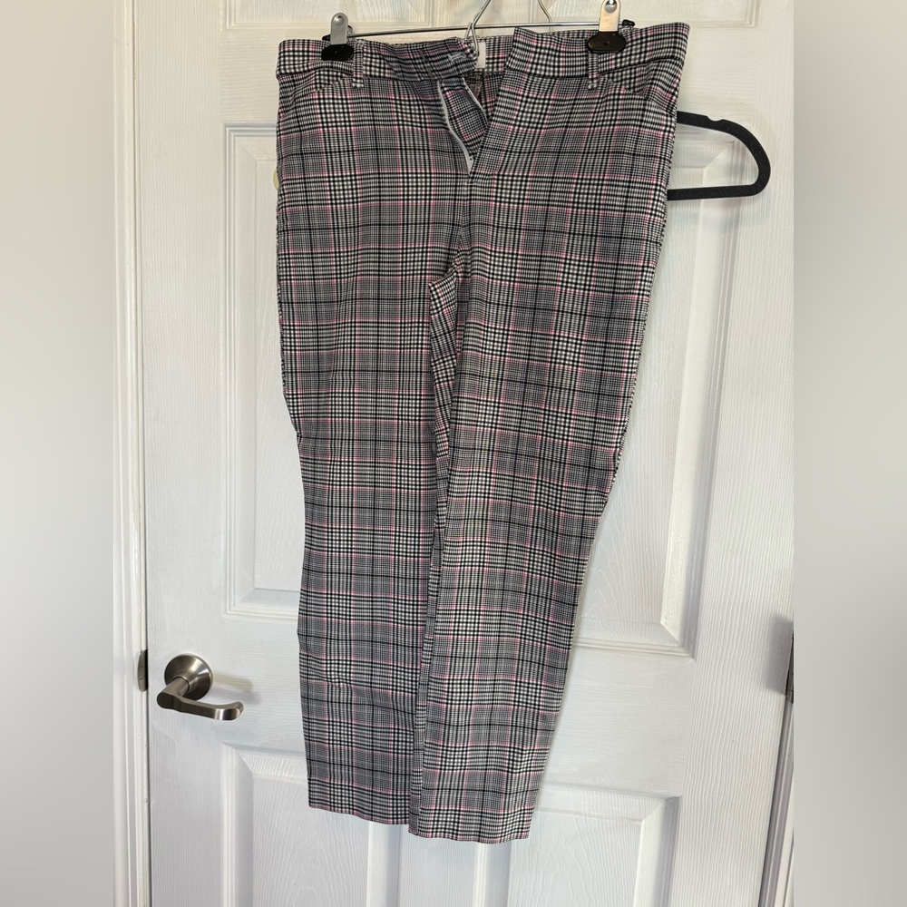 Super cute plaid ankle pants